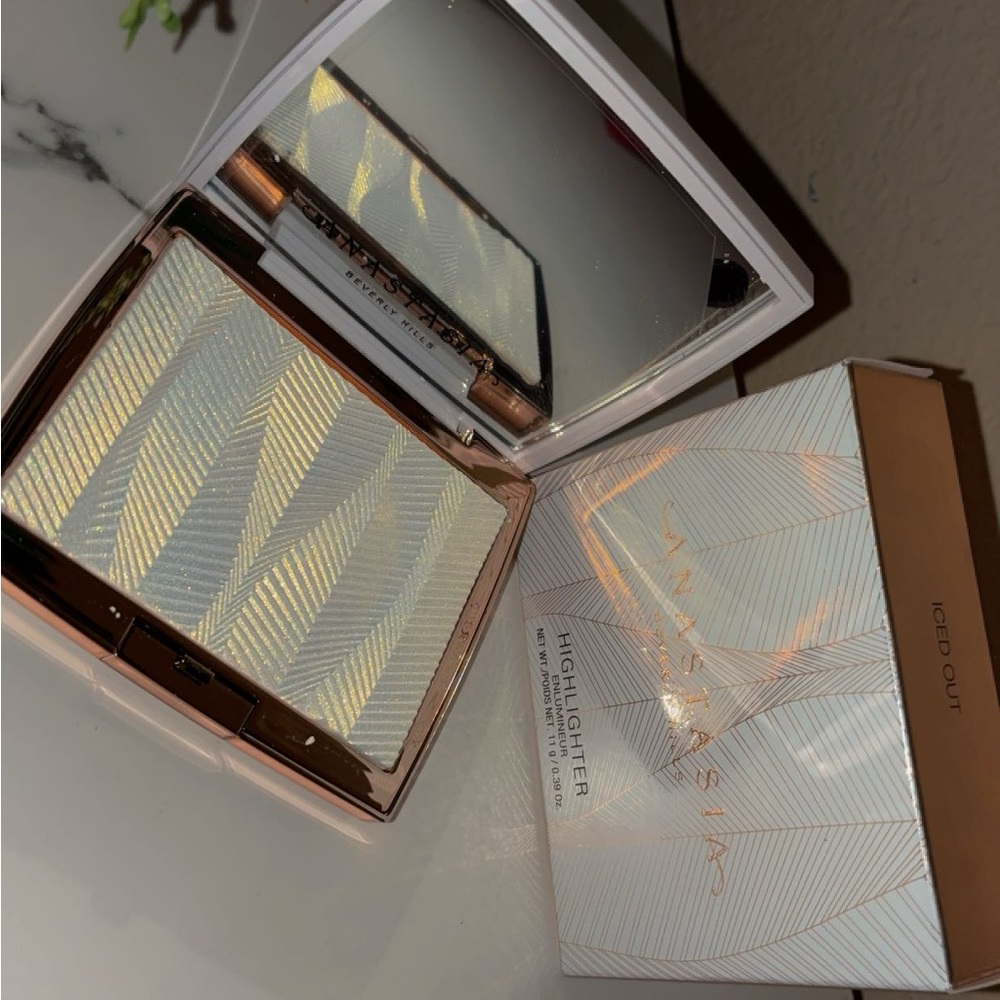 Anastasia Beverly Hills Iced Out Shimmering Compact